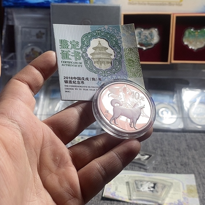 纯银带盒证18年本银狗一枚如图