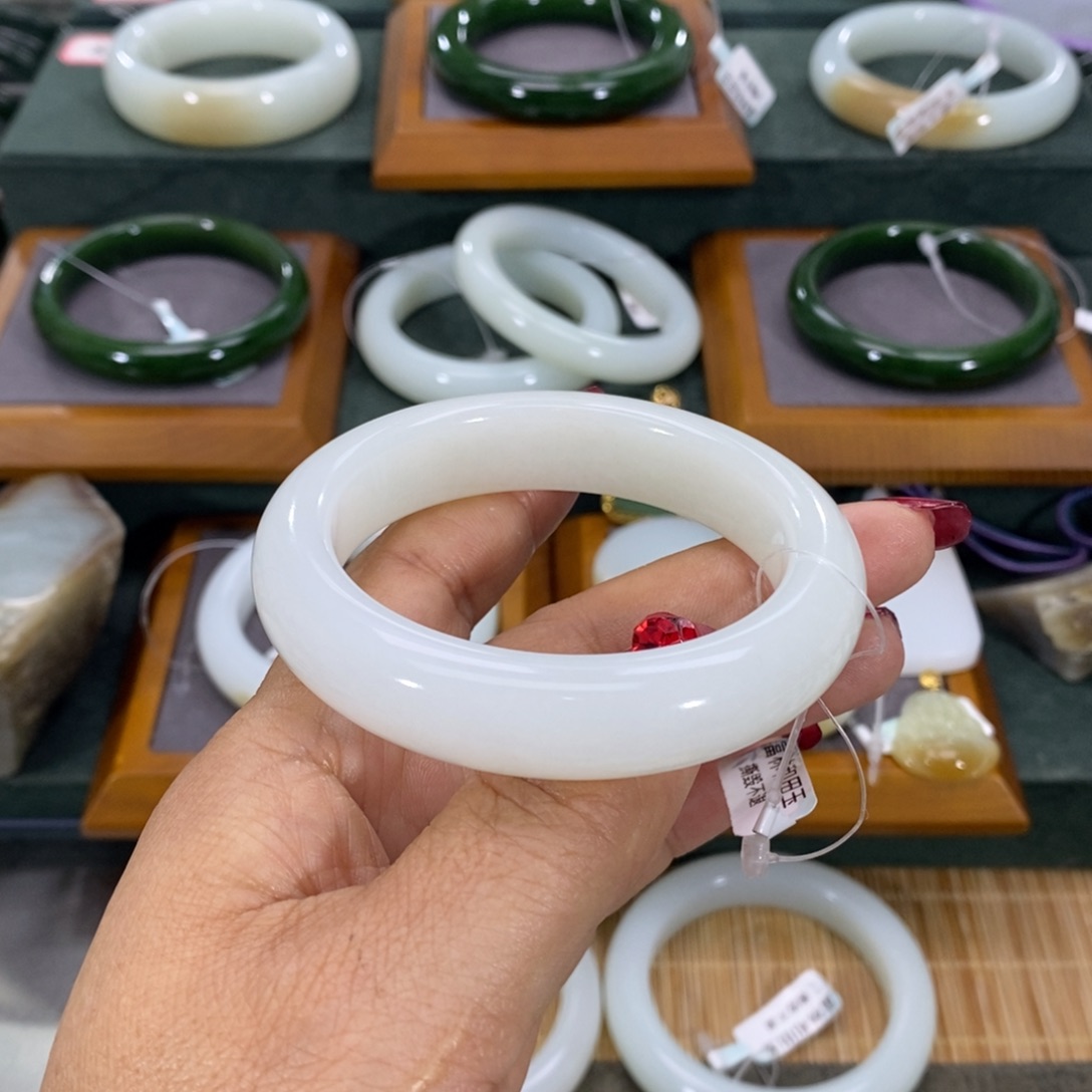 和田玉手镯未镶嵌