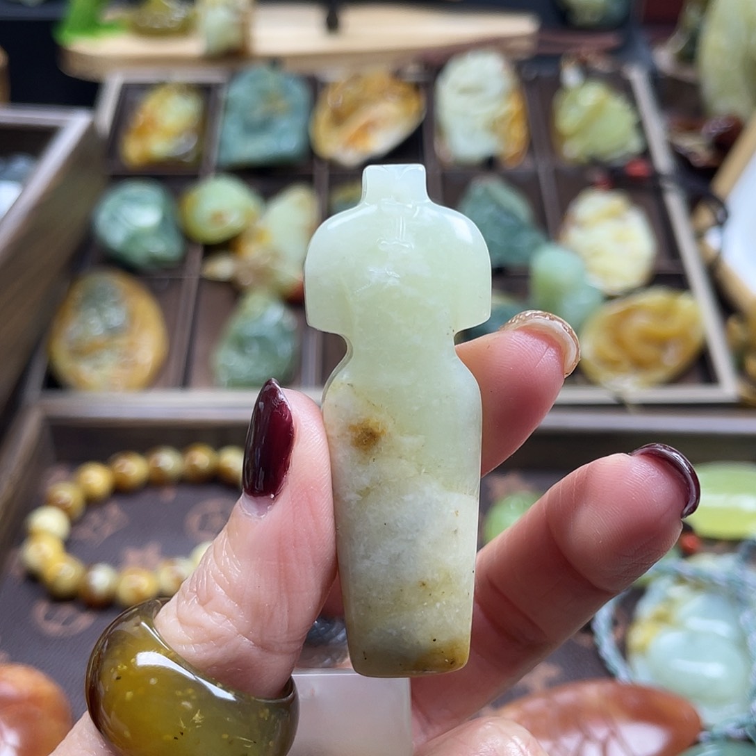 蛇纹石玉颈饰未镶嵌花玉旗袍