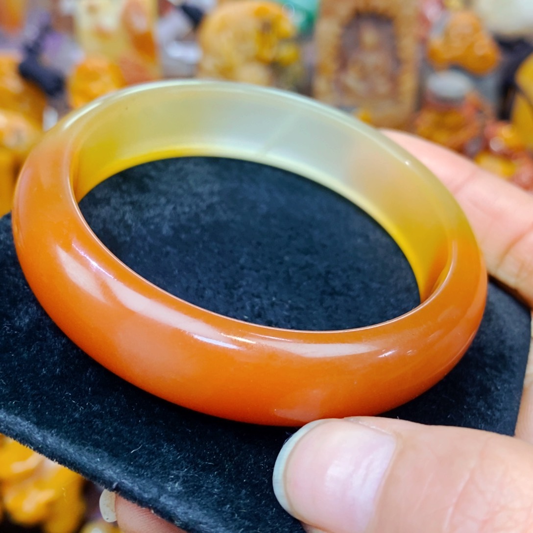 未镶嵌石英质玉（黄龙玉）颈饰