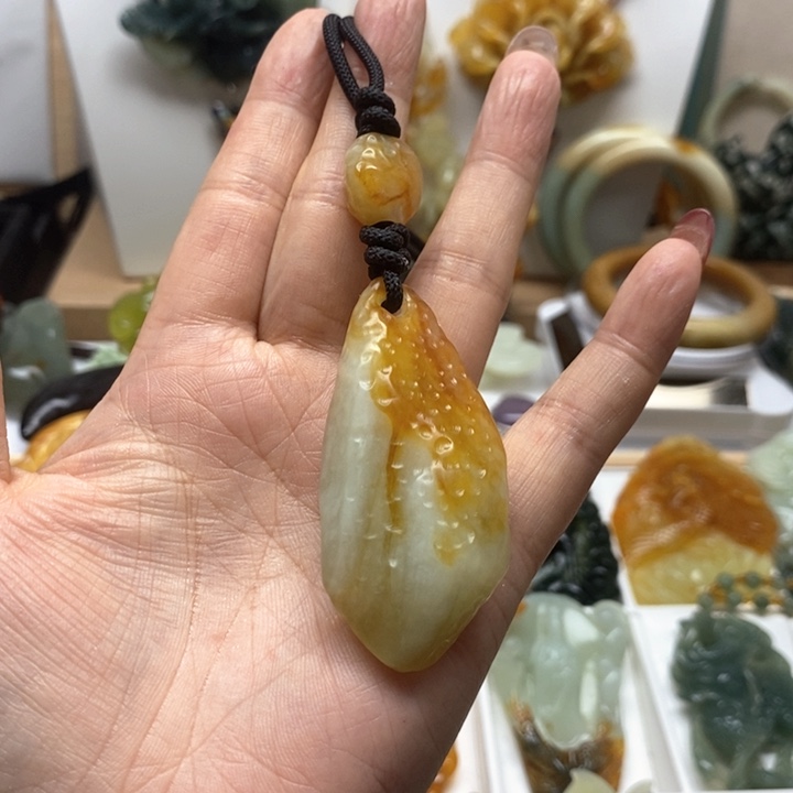 蛇纹石玉颈饰未镶嵌