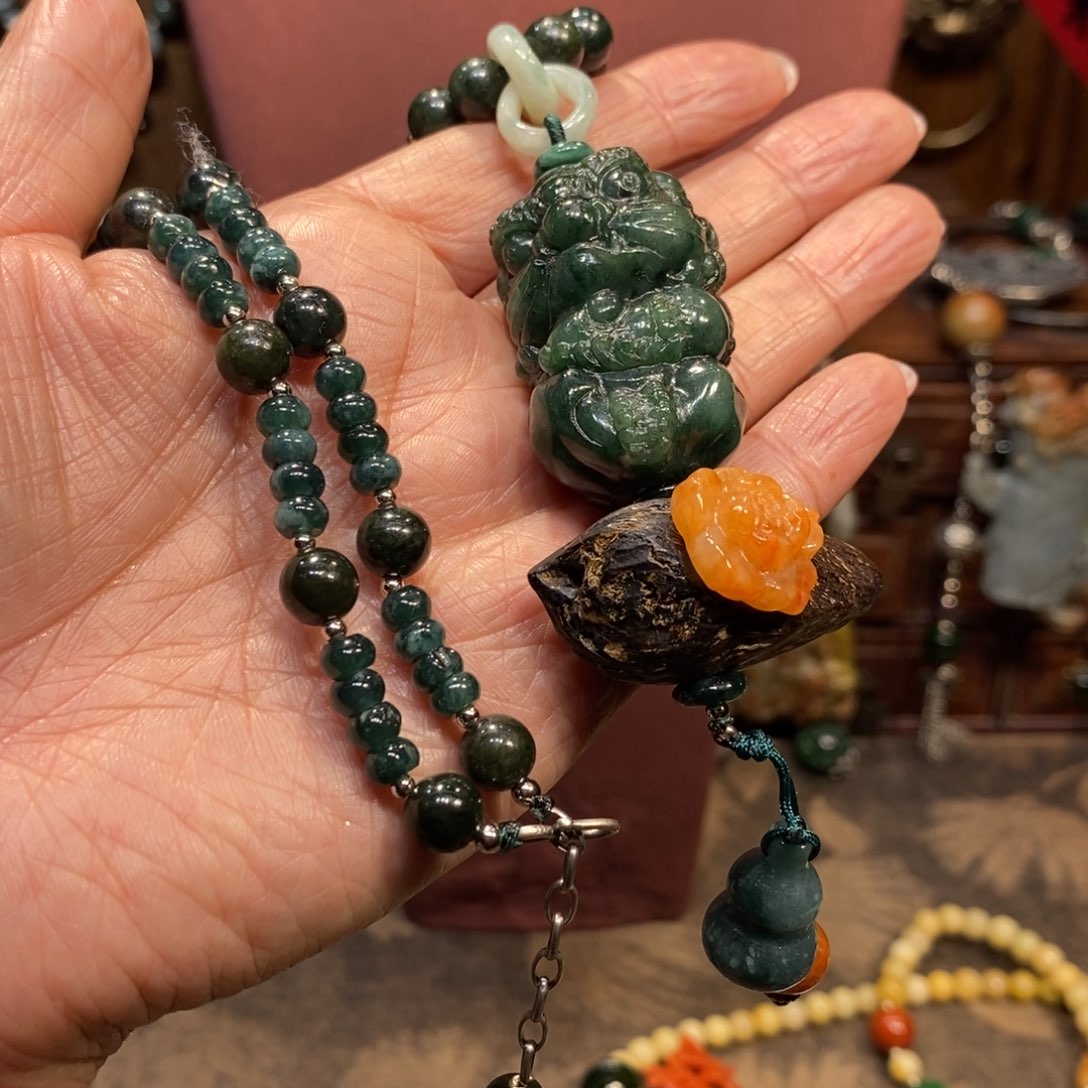 翡翠吊坠(赠链)未镶嵌