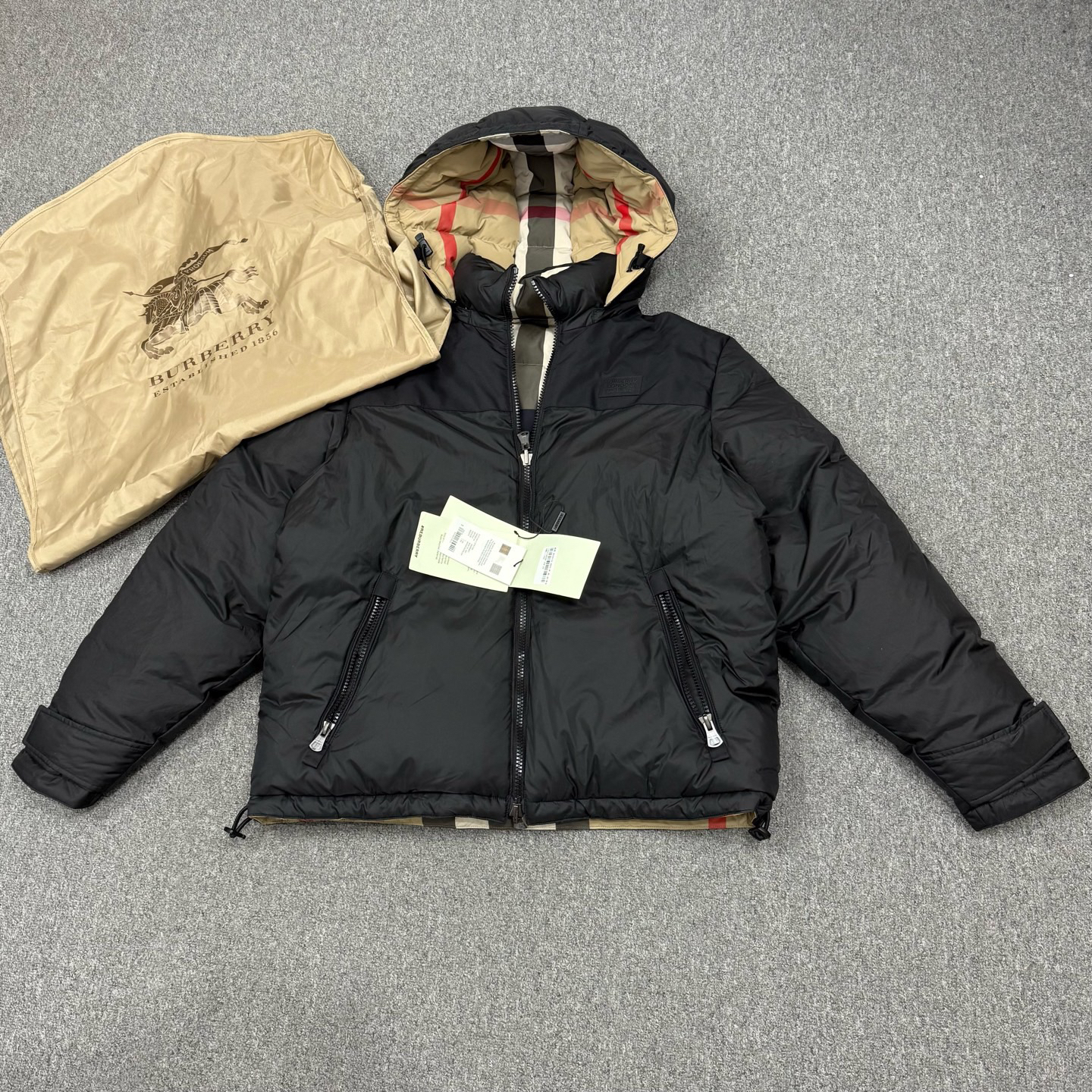 未使用 BURBERRY/博柏利 18625131黑色经典格纹双面羽绒服外套L码