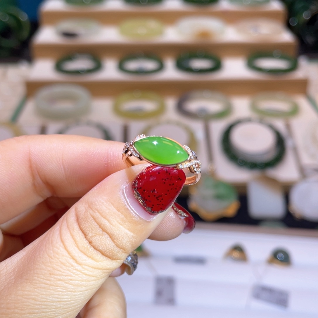 和田玉高品18Ｋ果绿戒指18K金镶嵌