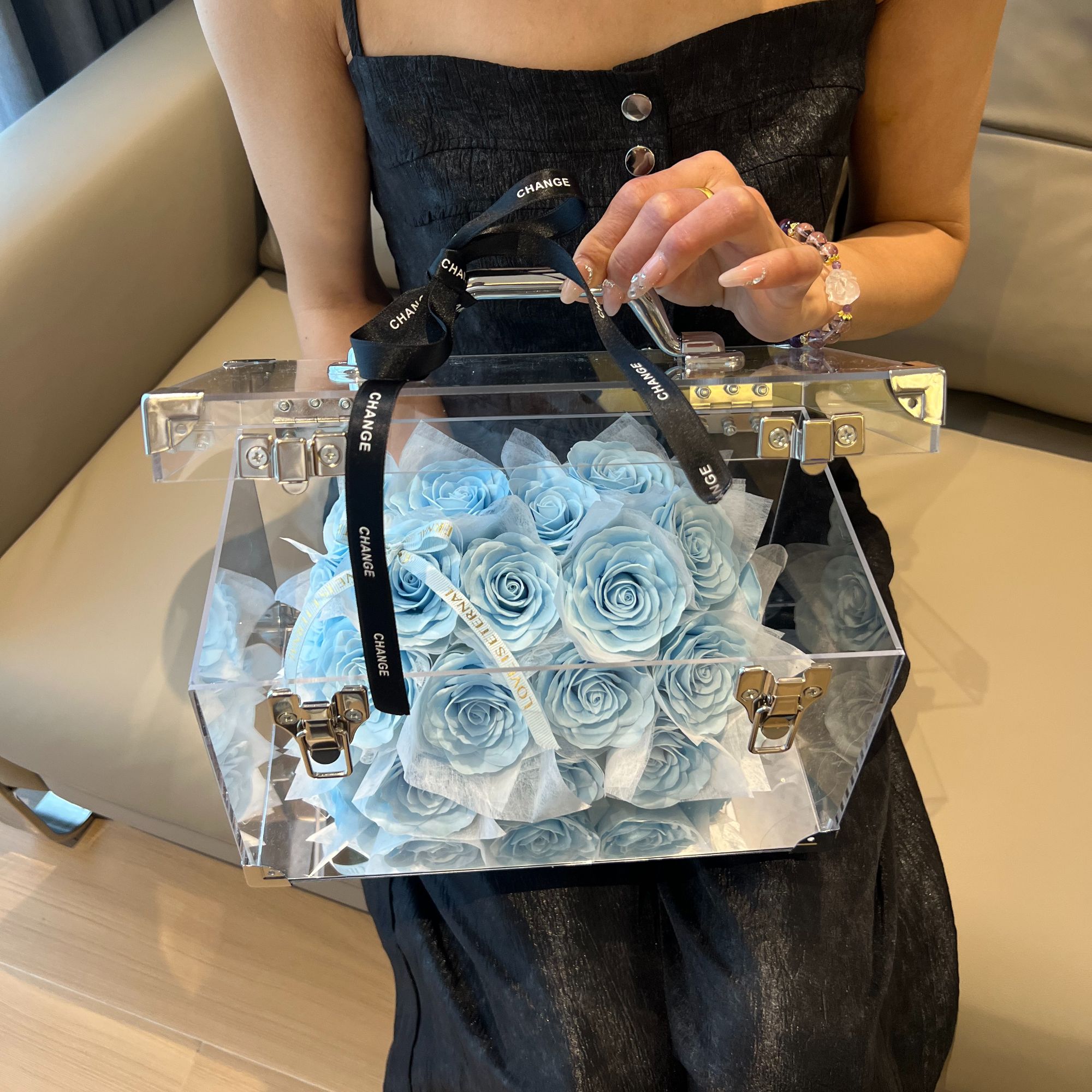 天空蓝33朵玫瑰永生花 手提箱高级感拉满 送闺蜜送女友生日花束