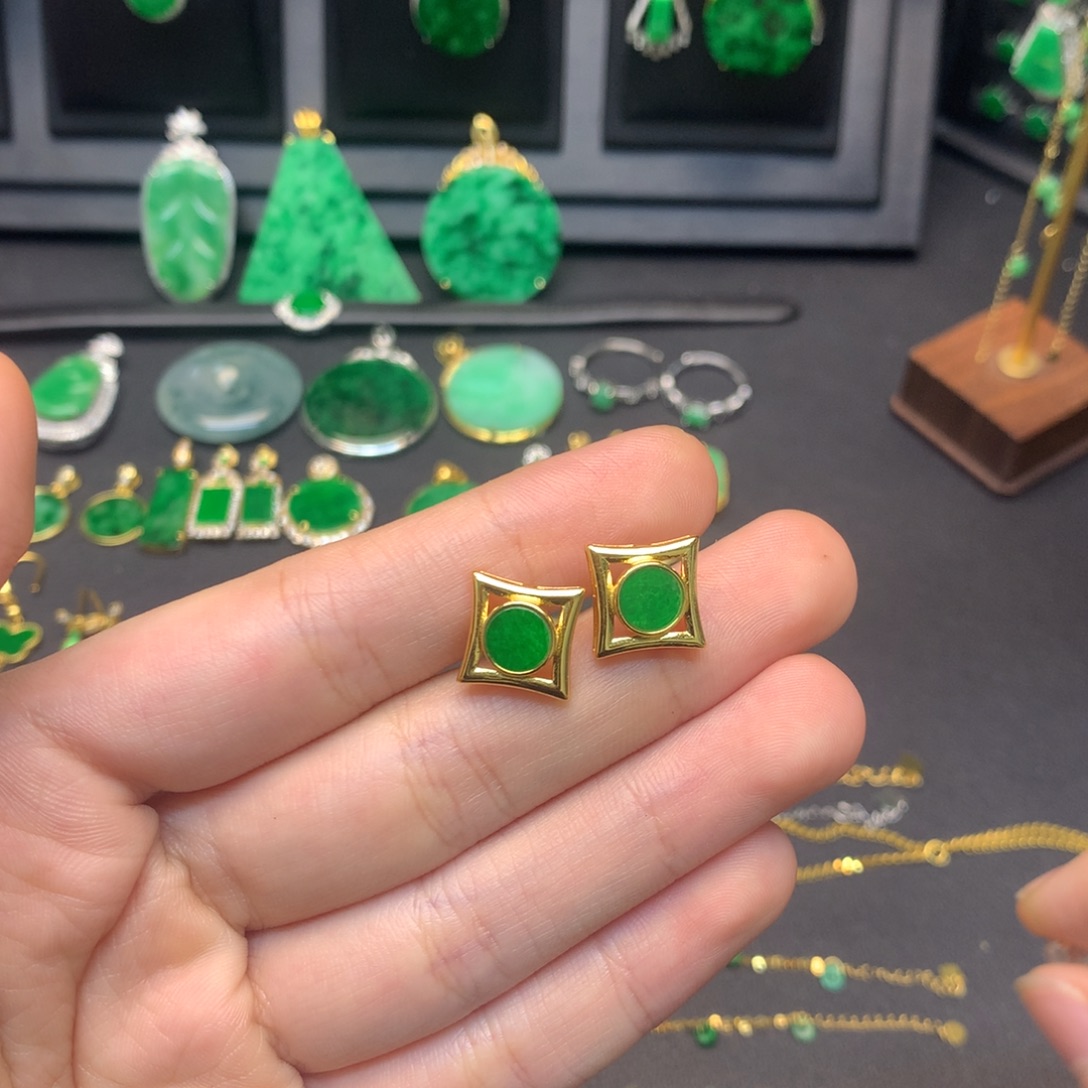 翡翠未镶嵌耳饰有纹裂