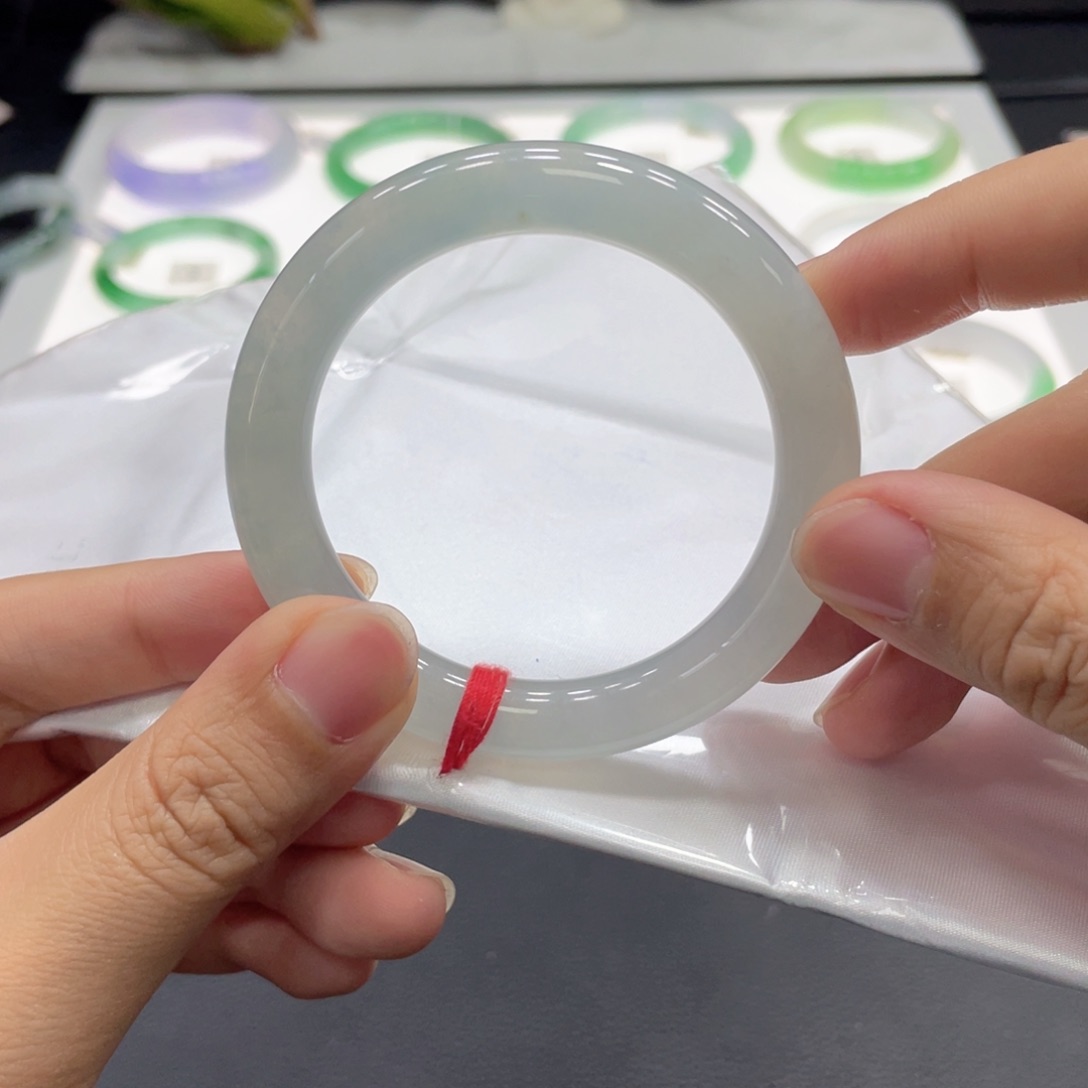 翡翠手镯未镶嵌翡翠