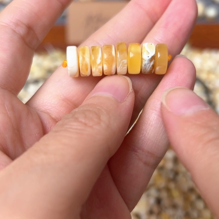 蜜蜡未镶嵌裸石10.5mm一组有坑