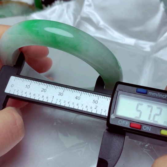 翡翠手镯未镶嵌手镯