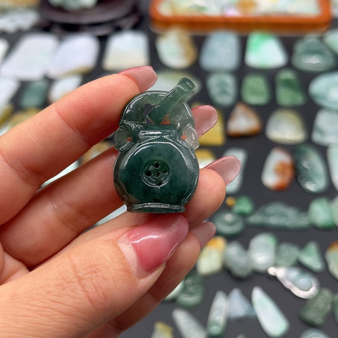 【闪购商品】翡翠颈饰未镶嵌瓶子