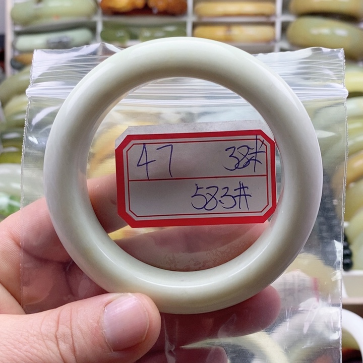 蛇纹石玉颈饰未镶嵌红*