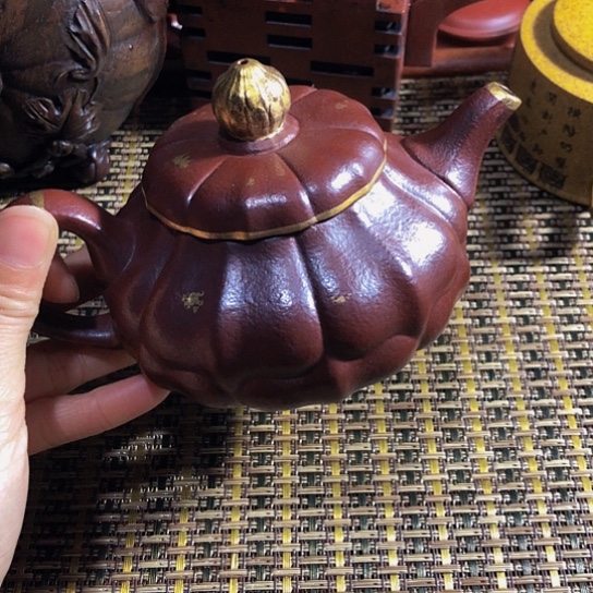 紫砂茶壶原矿泥料手工制作的紫砂壶。