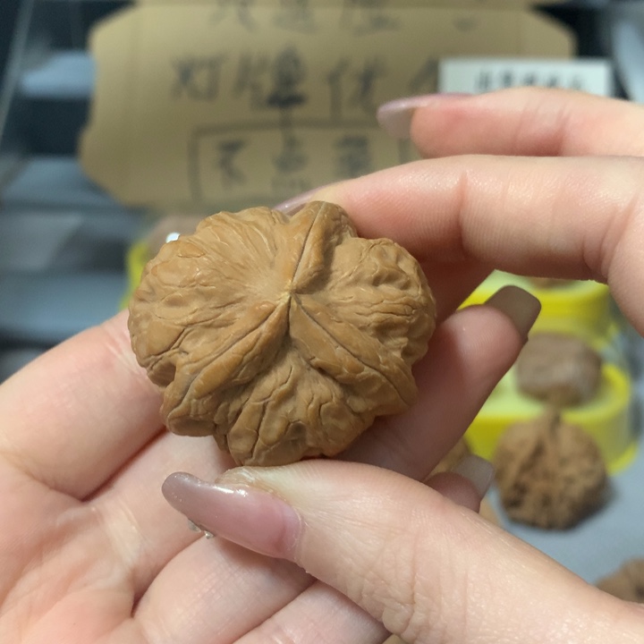 刚***好文玩核桃吊坠异形单只，有瑕疵