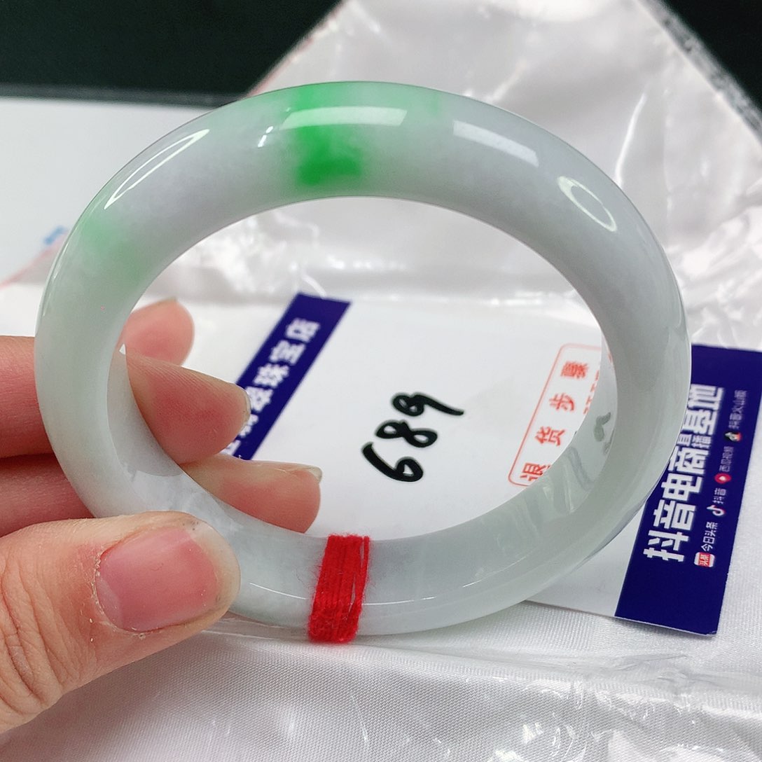 翡翠手镯未镶嵌翡翠