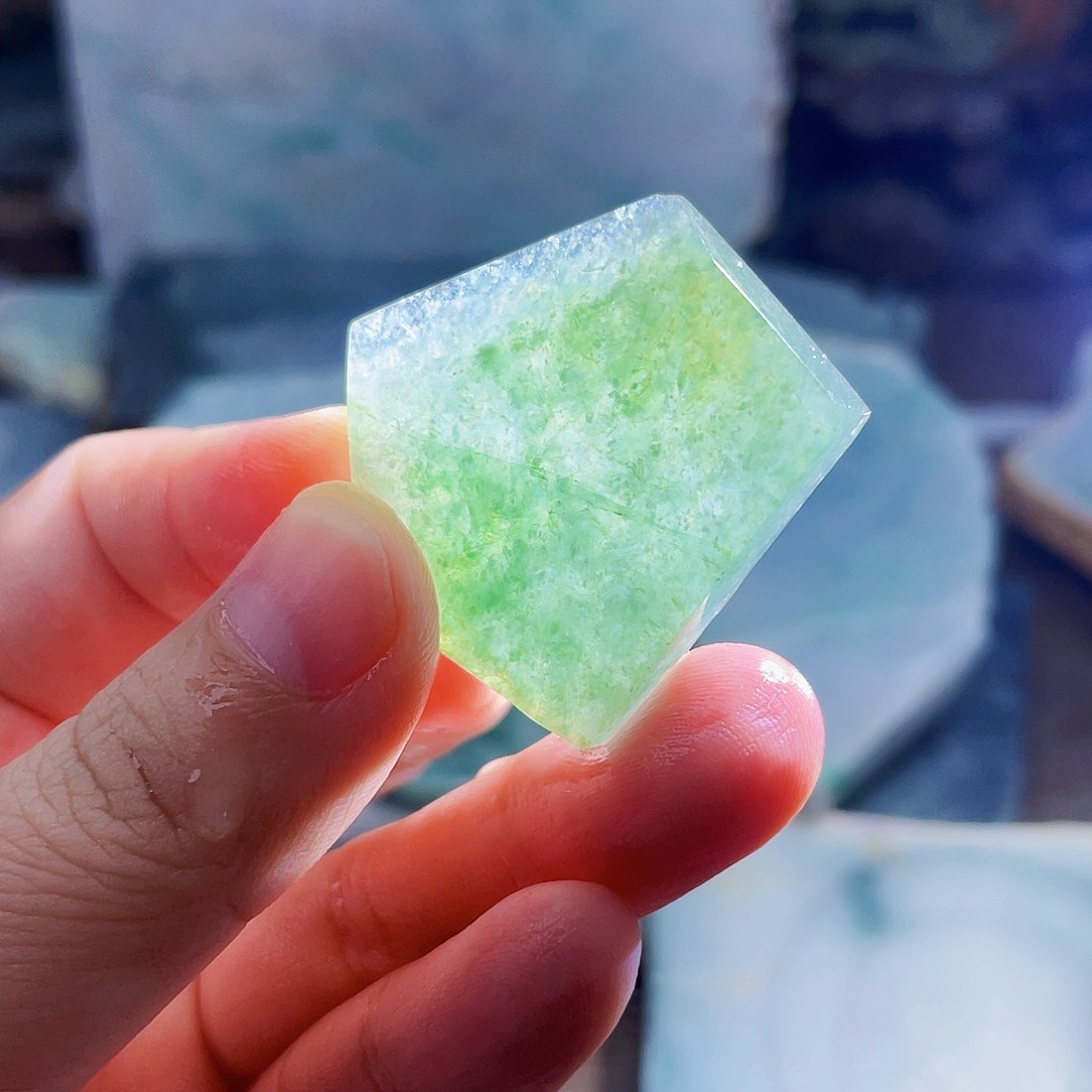 翡翠未镶嵌颈饰毛料9