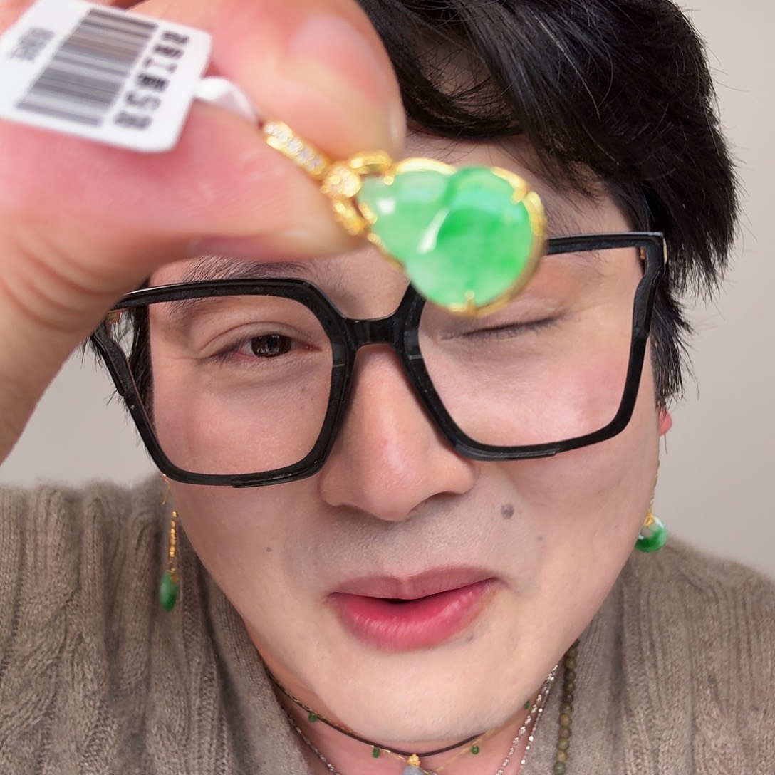 翡翠未镶嵌颈饰一件