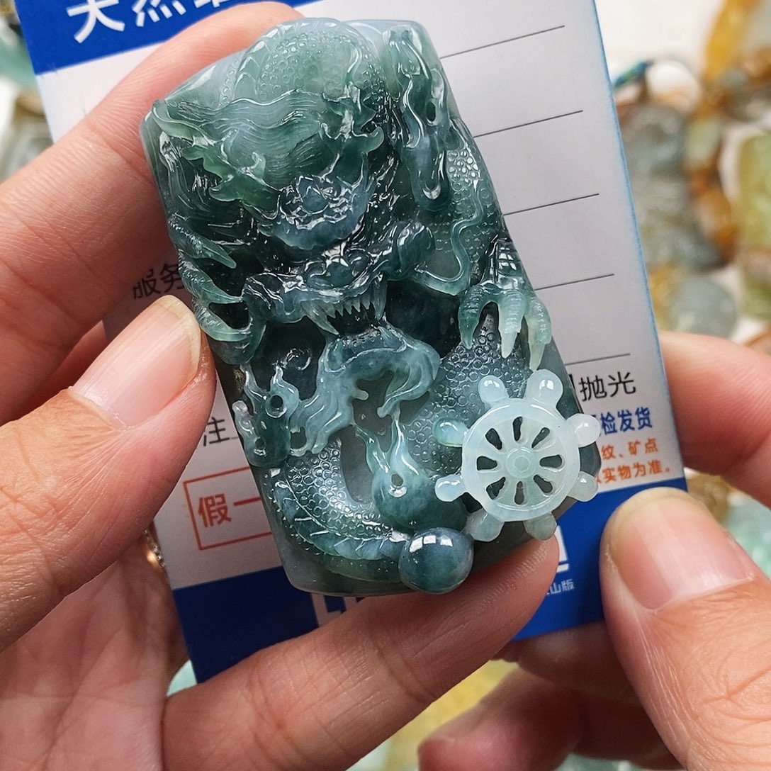 翡翠未镶嵌颈饰龙