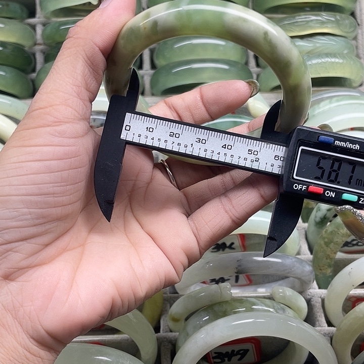 蛇纹石玉未镶嵌手镯341