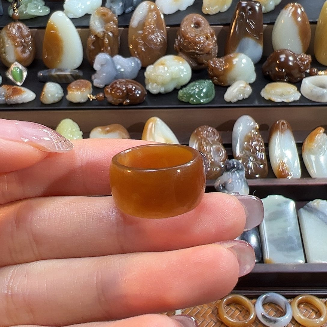 切***胆和田玉未镶嵌颈饰