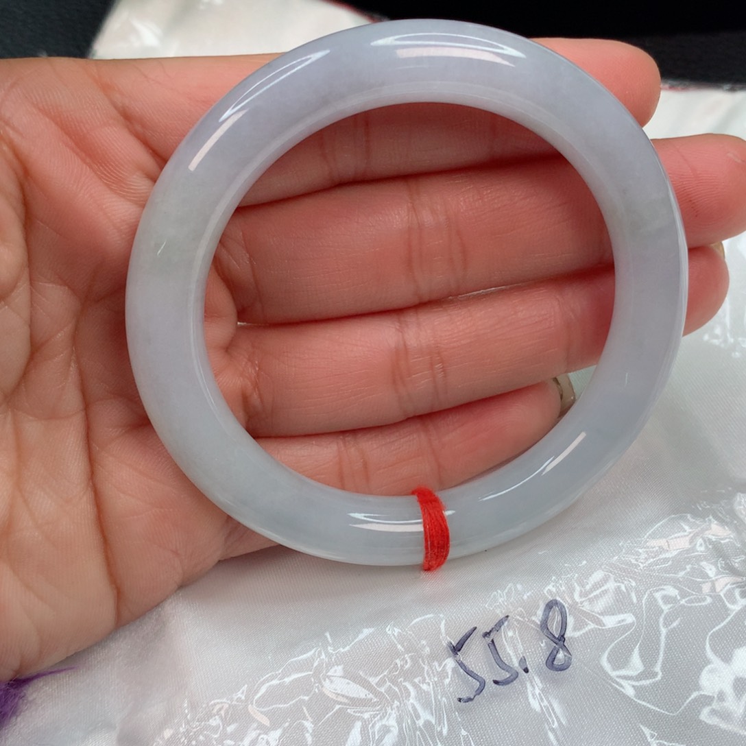 翡翠手镯未镶嵌………..