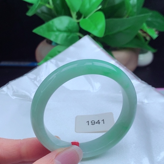 翡翠手镯未镶嵌      正圈52 晴底飘阳绿