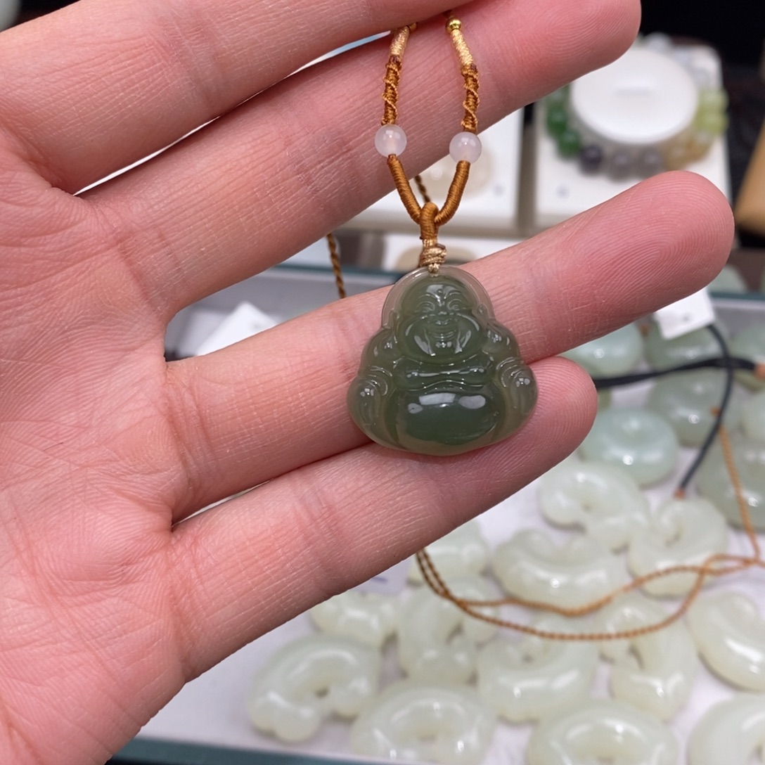 取***上和田玉未镶嵌颈饰