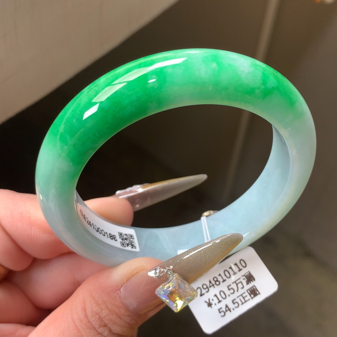 翡翠手镯未镶嵌辣绿白底青正圈手镯