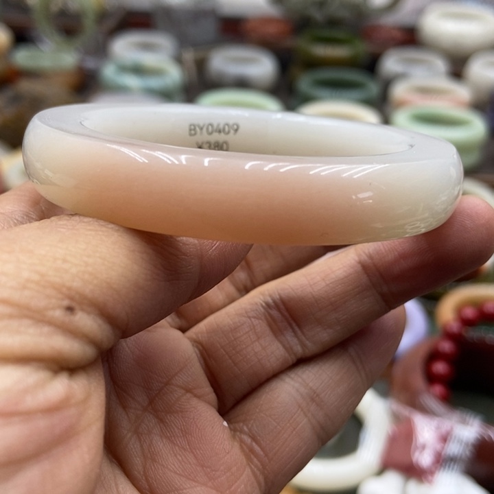 果***宝石英岩玉未镶嵌手镯