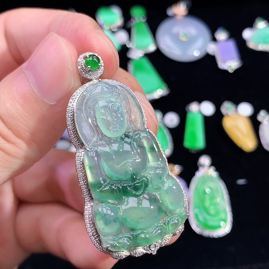 颈饰18K金镶嵌翡翠