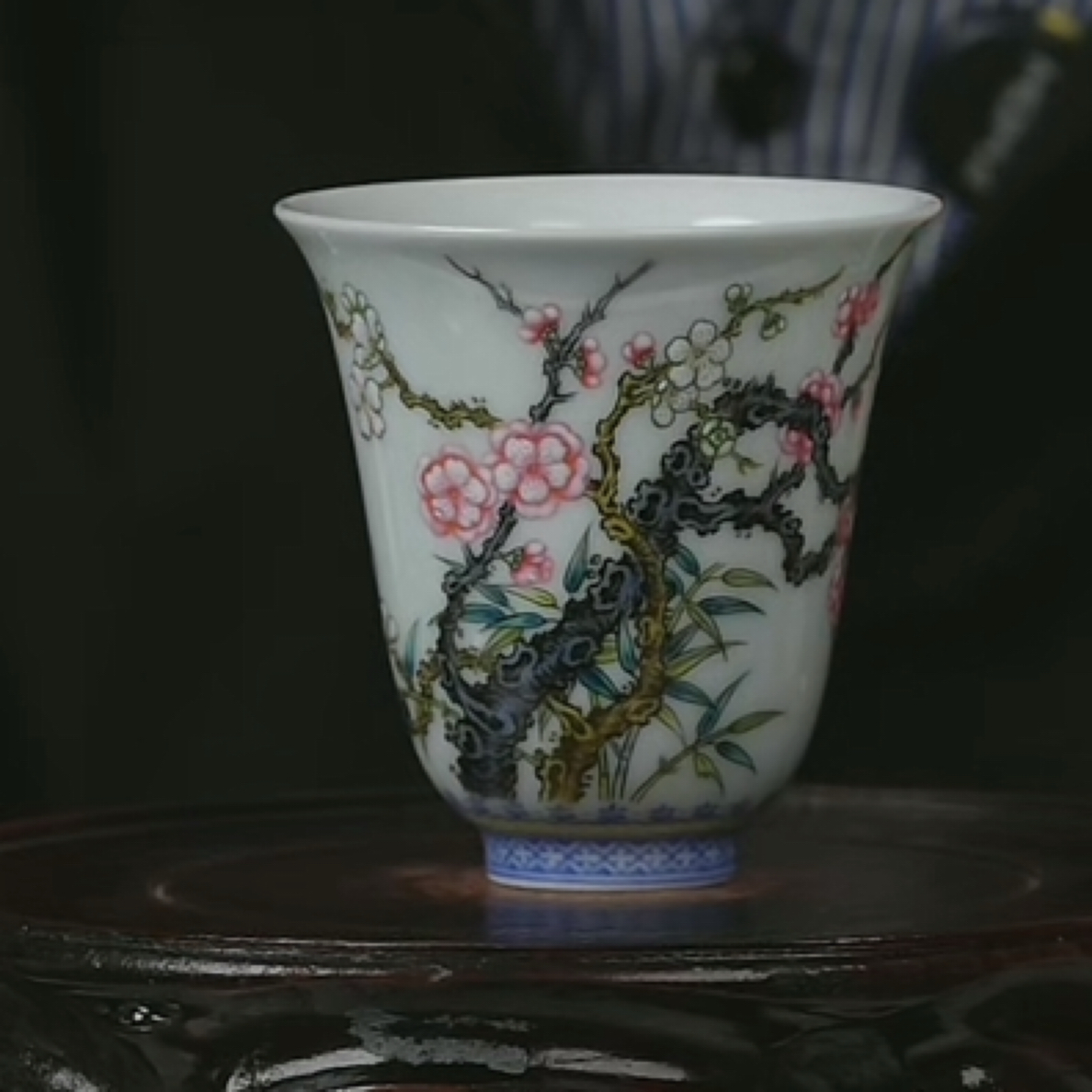 M粉彩喜上眉梢诗题纹杯
