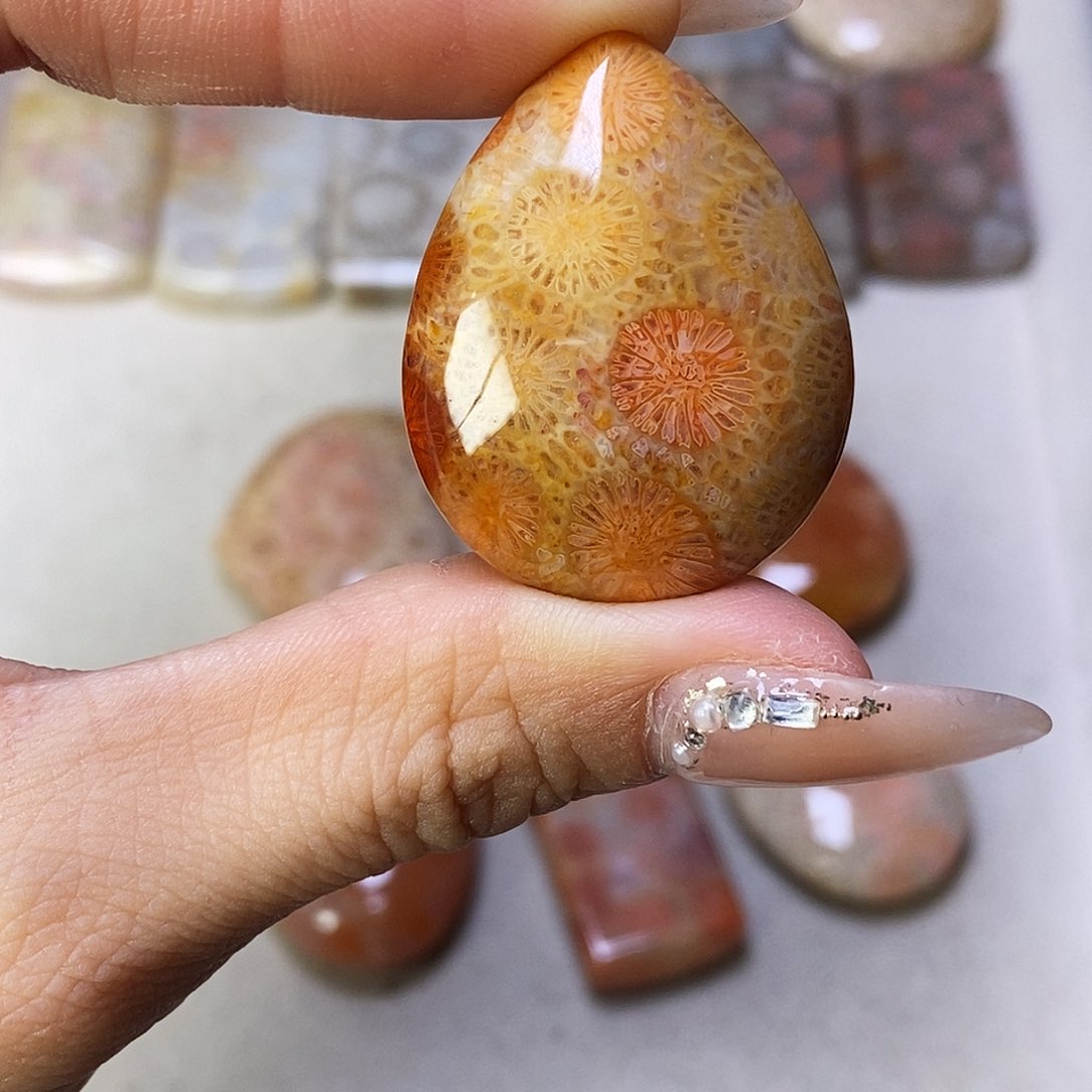 合金颈饰硅化玉小*儿