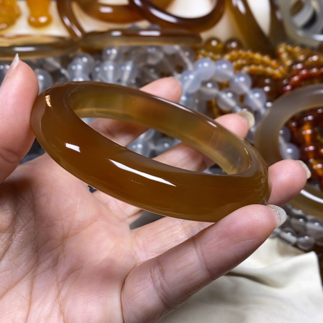 快***格玛瑙/玉髓未镶嵌玛瑙手镯