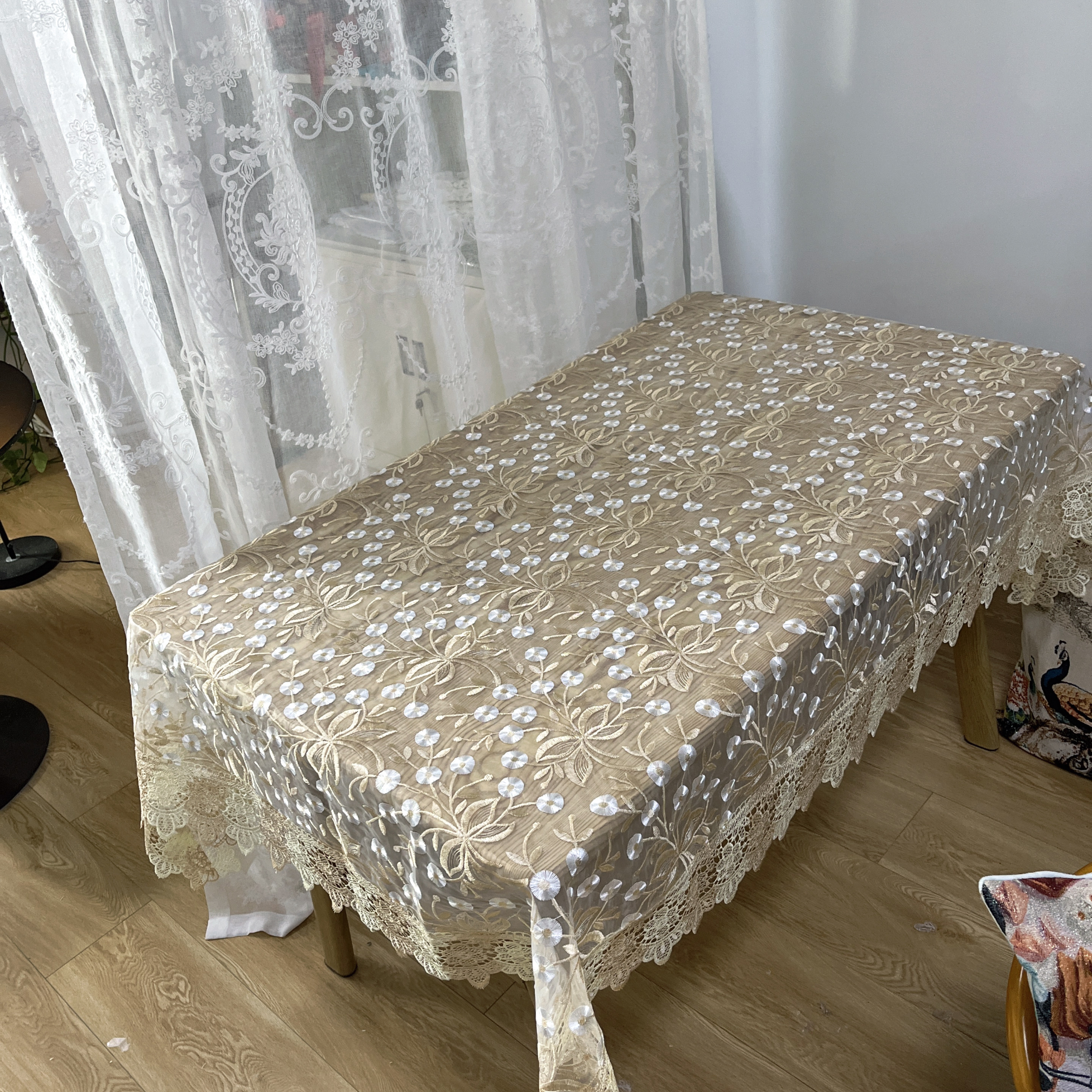 DY137-5 玻璃纱（130*180cm方)米色白花小钱叶拼色蕾丝边盖巾