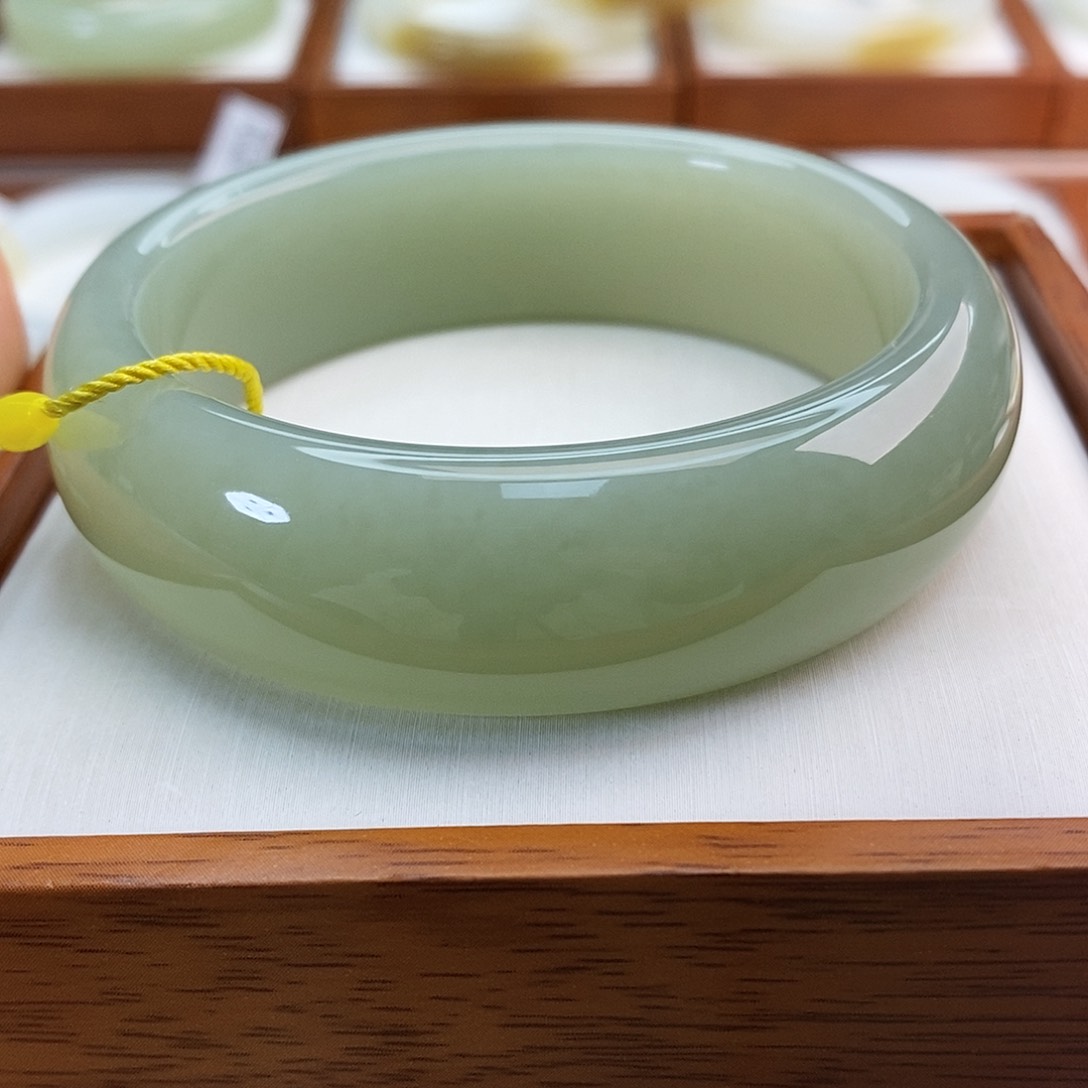 和田玉（青白玉）未镶嵌手镯