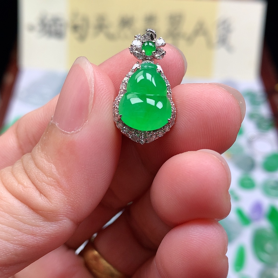 翡翠裸石18K金镶嵌缅甸天然A货翡翠阳绿葫芦