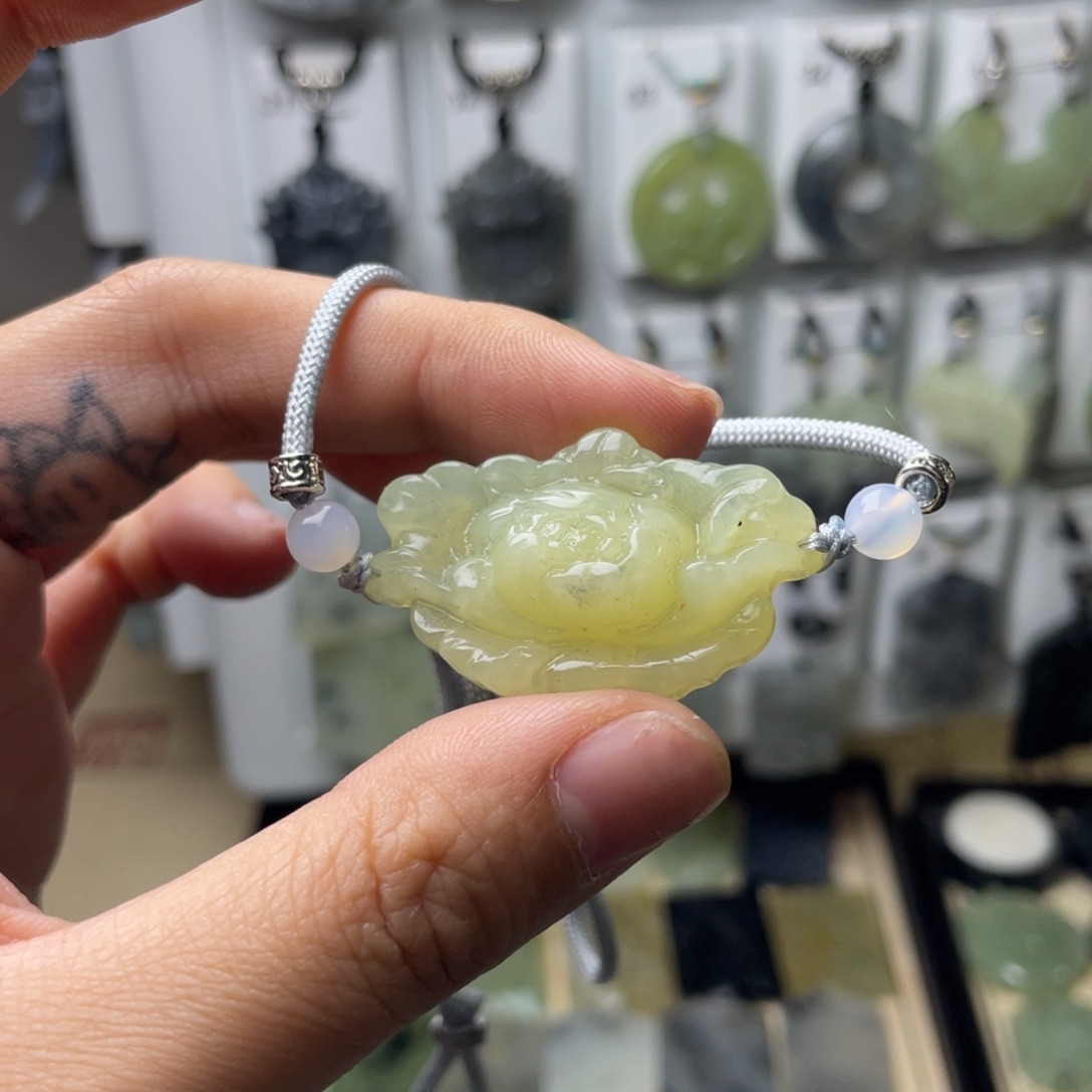 岫玉颈饰未镶嵌牡丹花