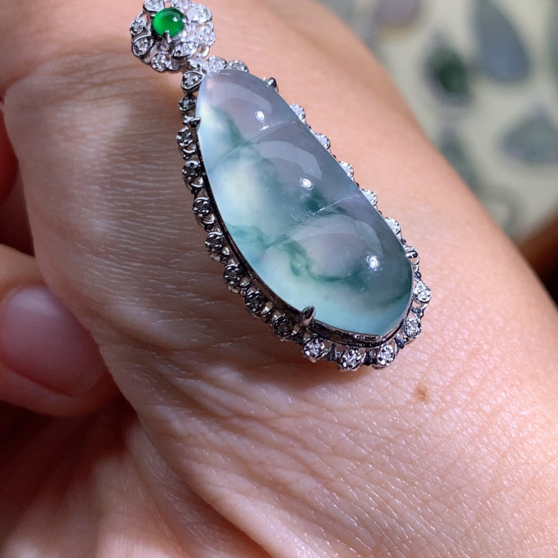 翡翠18K金镶嵌吊坠(不含链)福豆