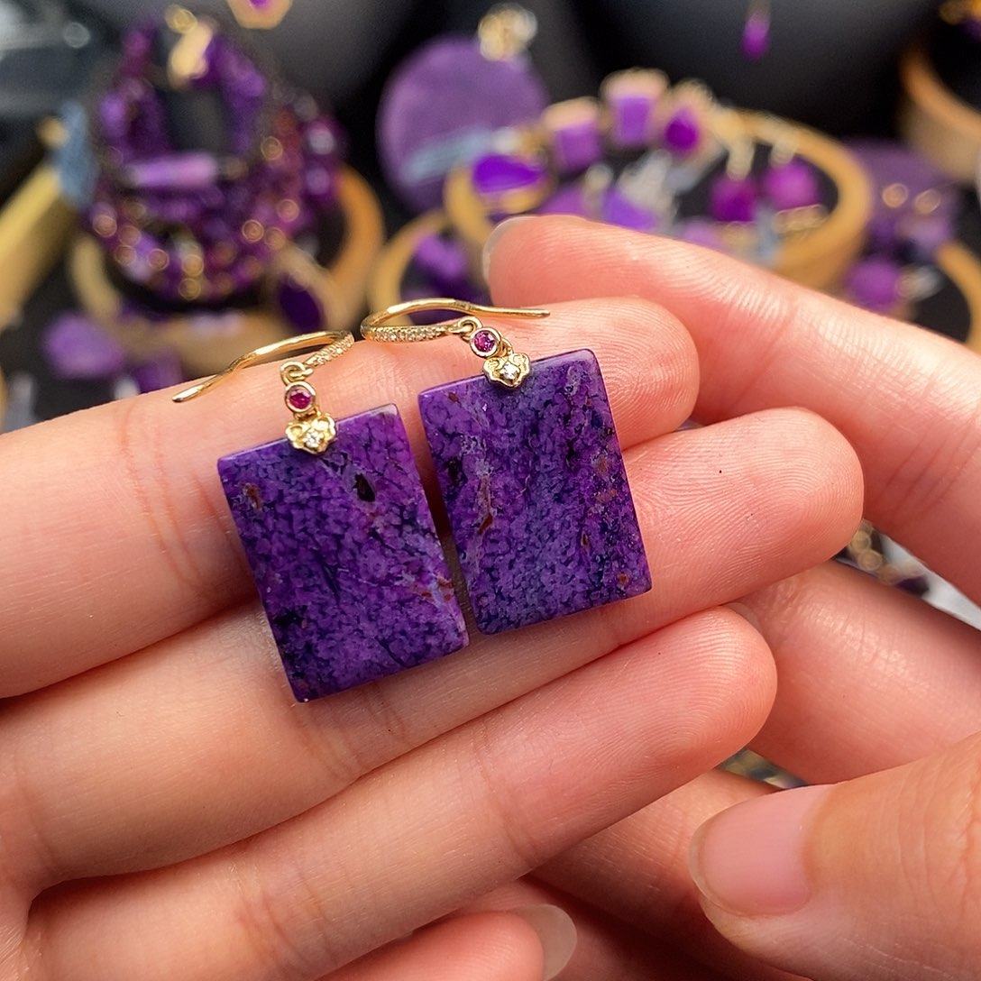 18K金镶嵌苏纪石（舒俱来）耳饰