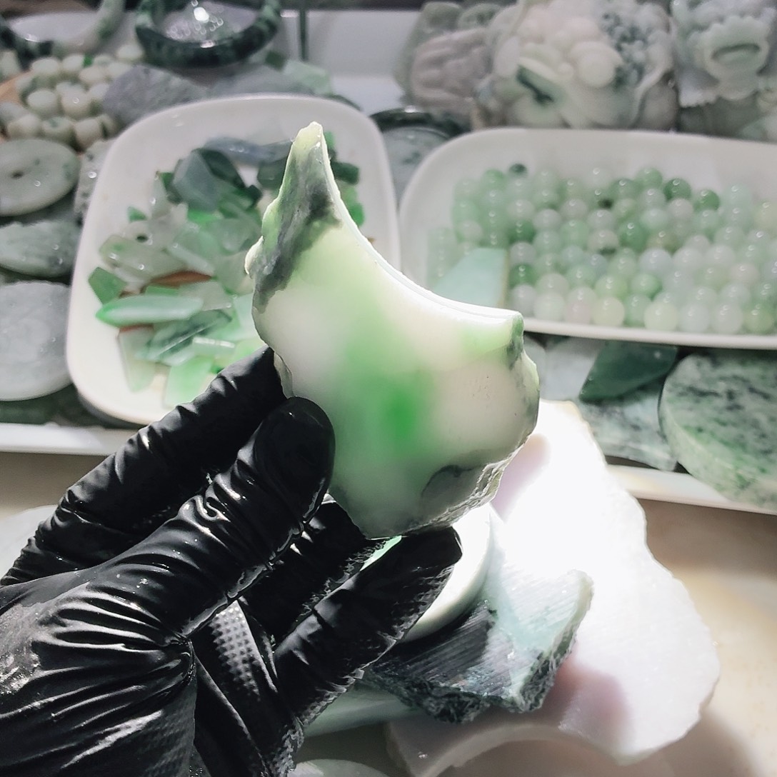 翡翠未镶嵌颈饰边角料