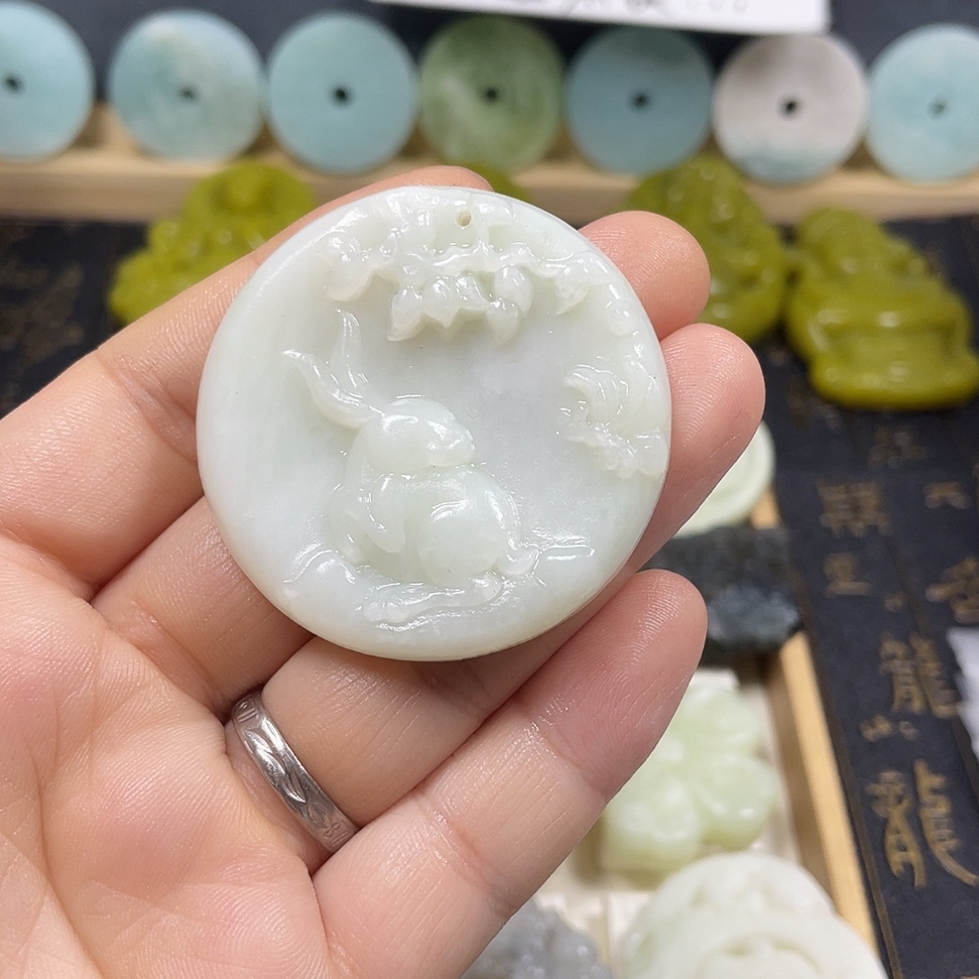 一***成蛇纹石玉合金颈饰