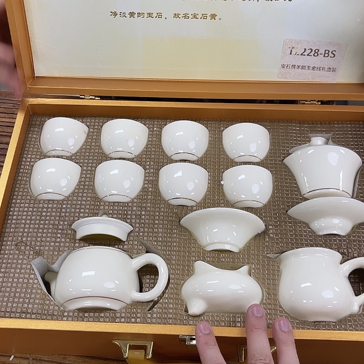 孤品茶具套装等。        
