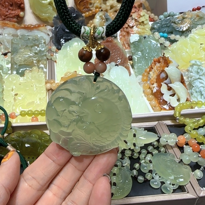 未镶嵌蛇纹石玉吊坠