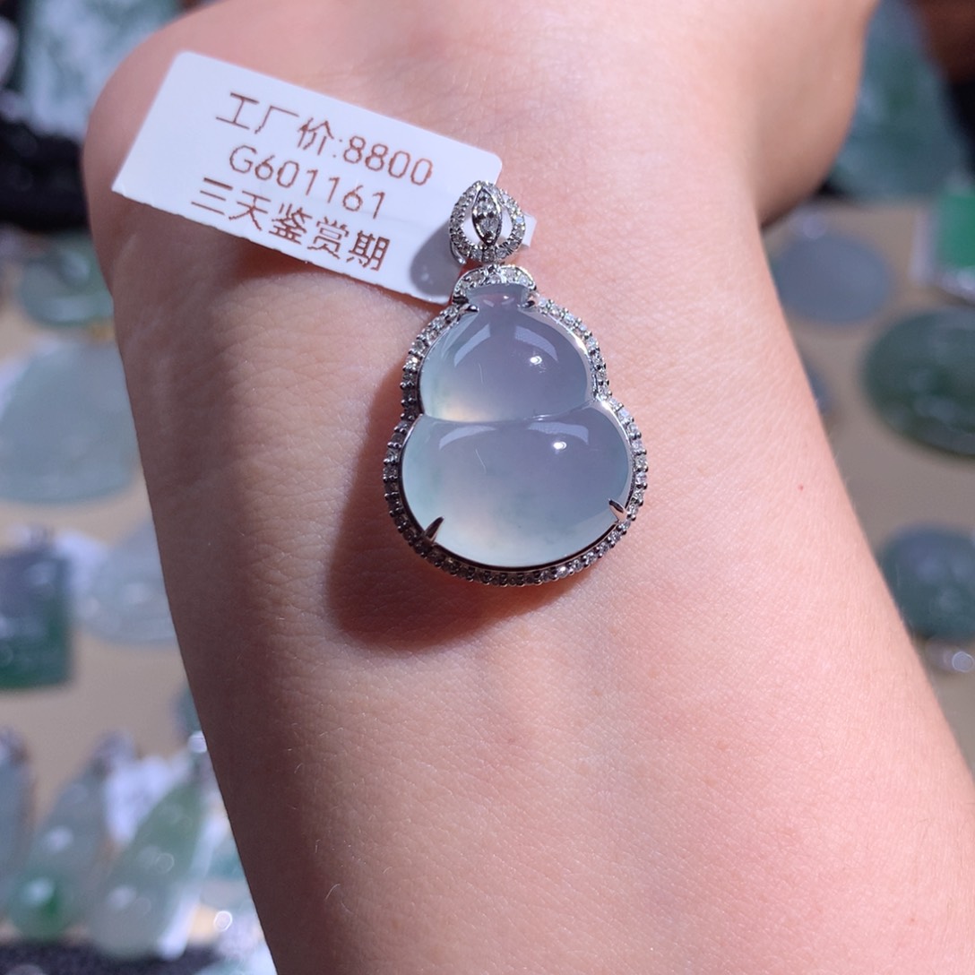 翡翠未镶嵌颈饰葫芦