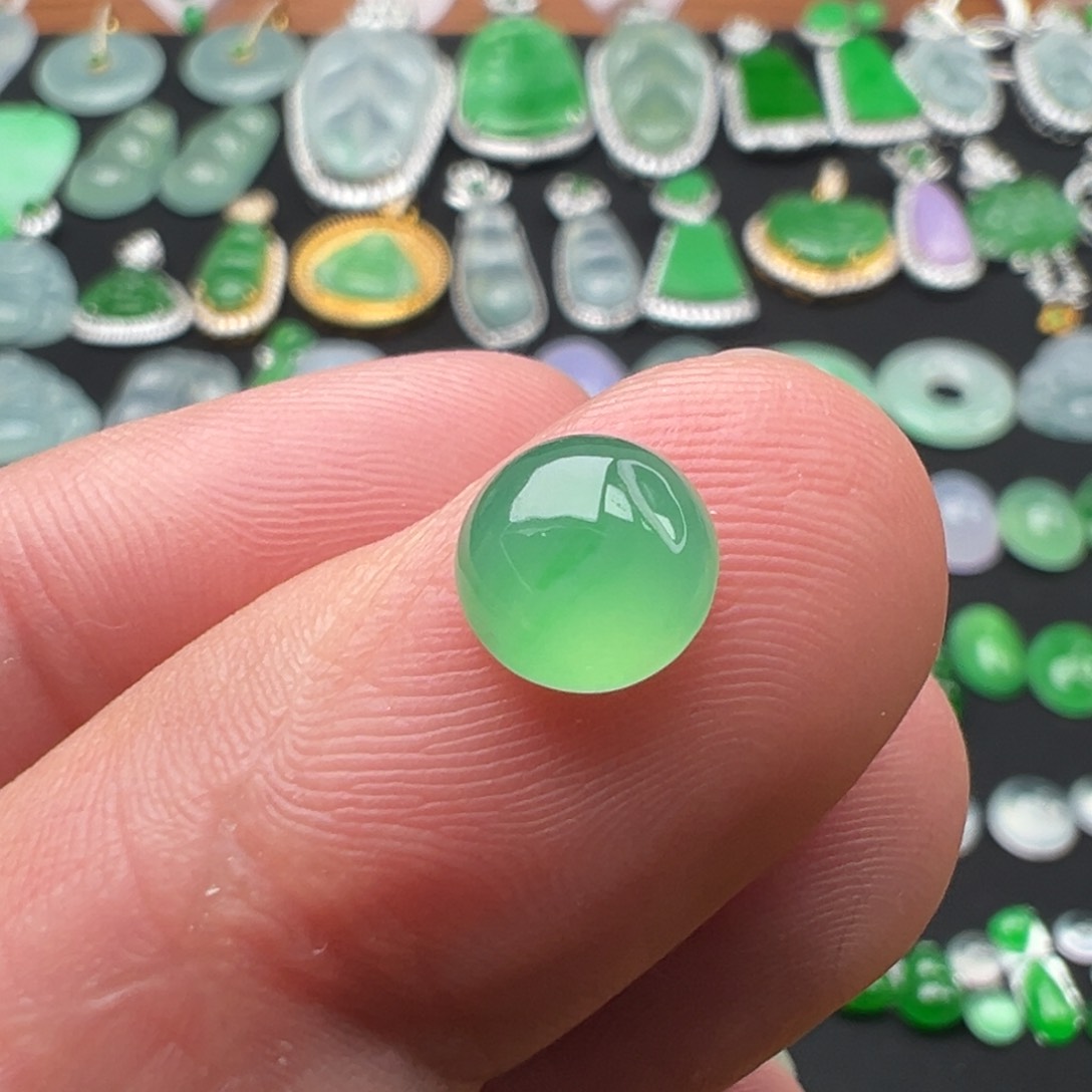 翡翠颈饰未镶嵌蛋面7.6