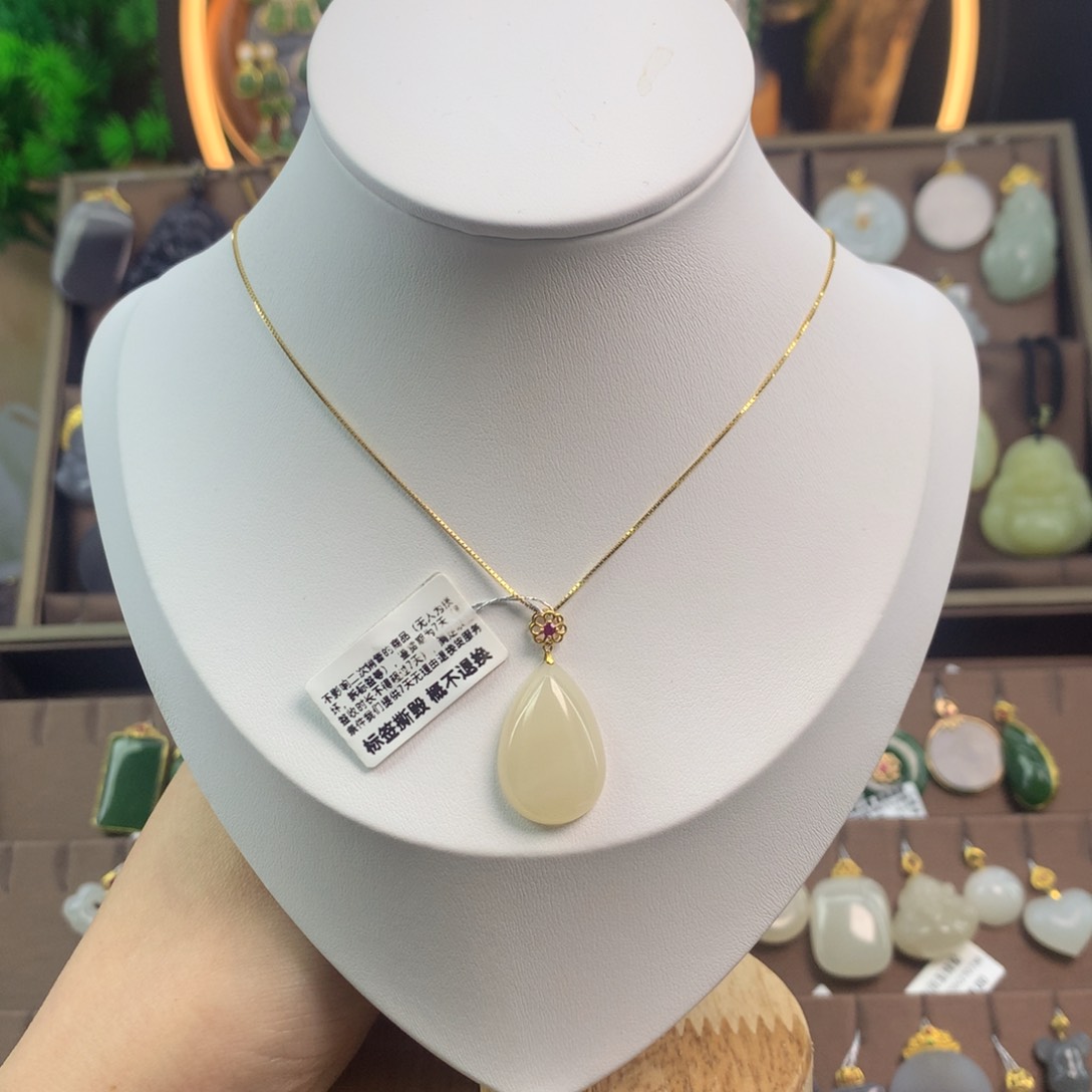 和田玉吊坠18K金镶嵌