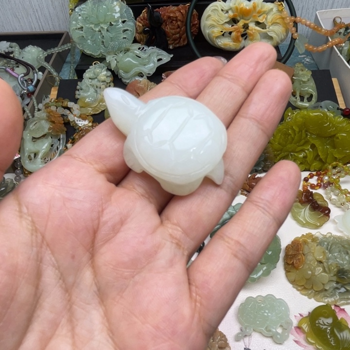 蛇纹石玉未镶嵌颈饰