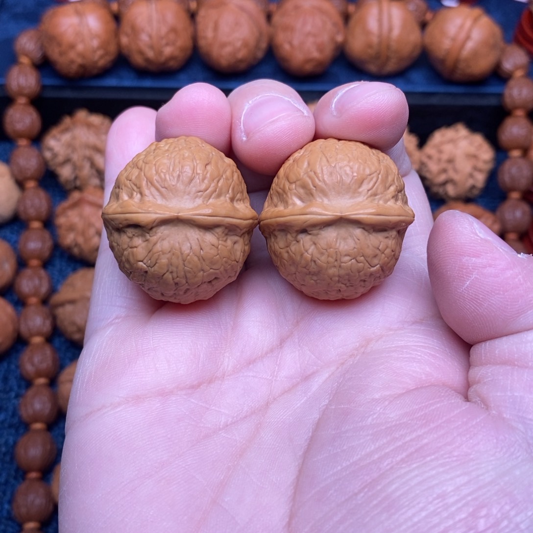 文玩核桃把件手捻鱼籽纹