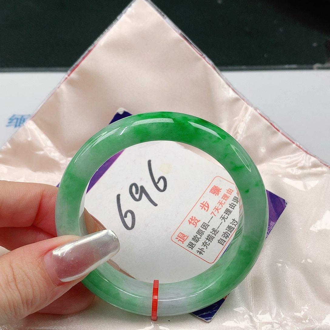 翡翠手镯未镶嵌翡翠手镯