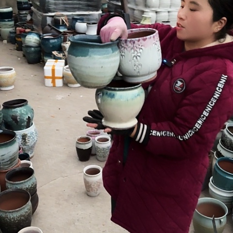 瑕疵三个盆子盆子。 