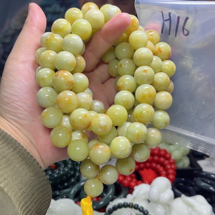 蛇纹石玉颈饰未镶嵌一**瓶